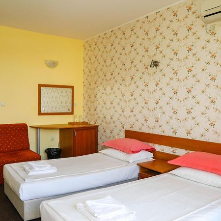 Family Hotel Deykin Slăntjev Brjag Exteriör bild