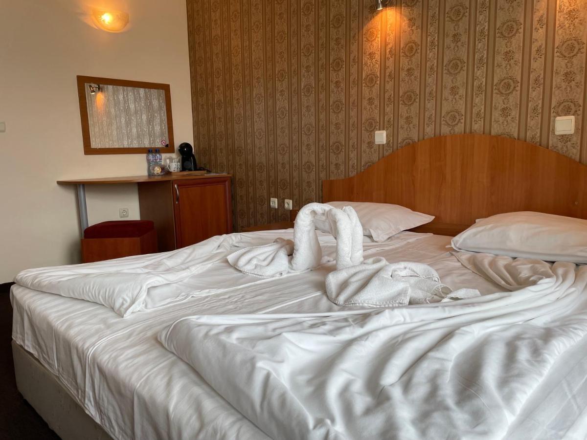 Family Hotel Deykin Slăntjev Brjag Exteriör bild