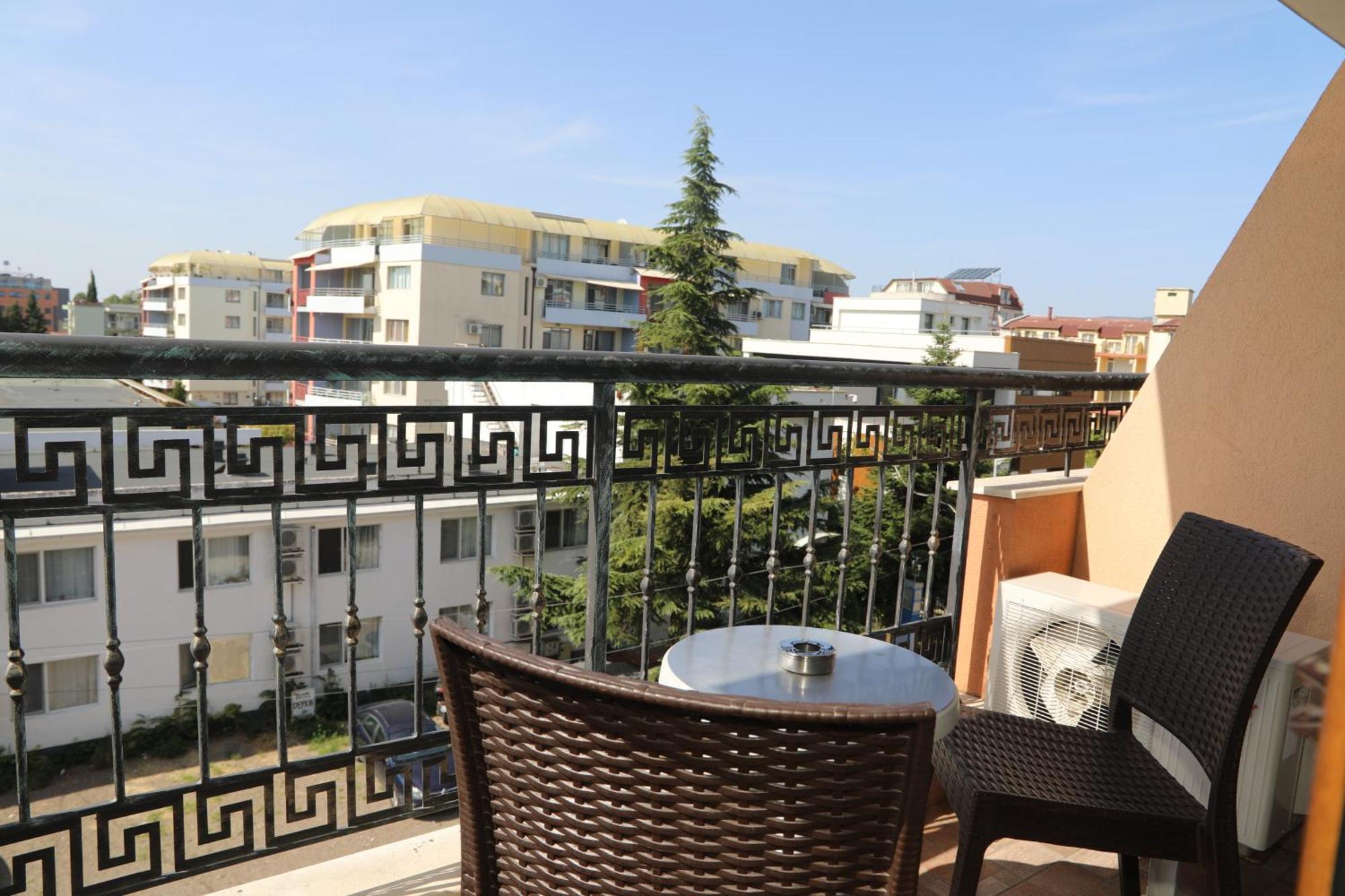 Family Hotel Deykin Slăntjev Brjag Exteriör bild