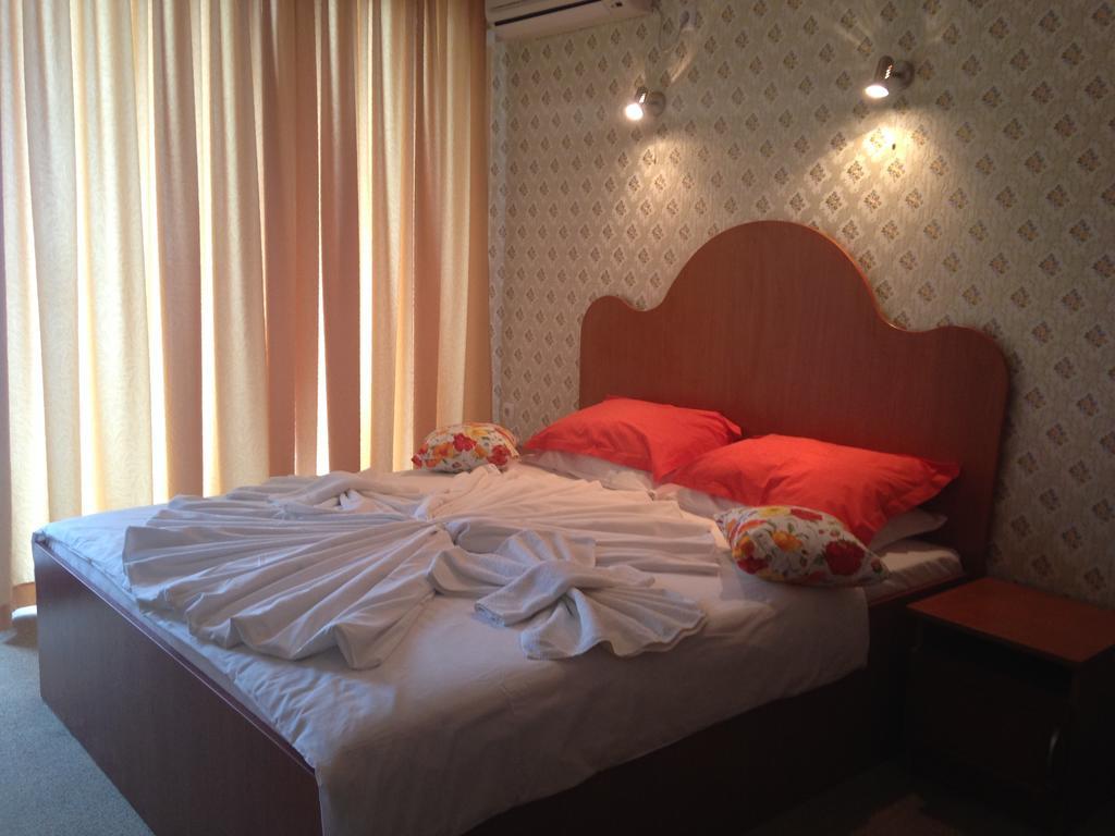 Family Hotel Deykin Slăntjev Brjag Exteriör bild