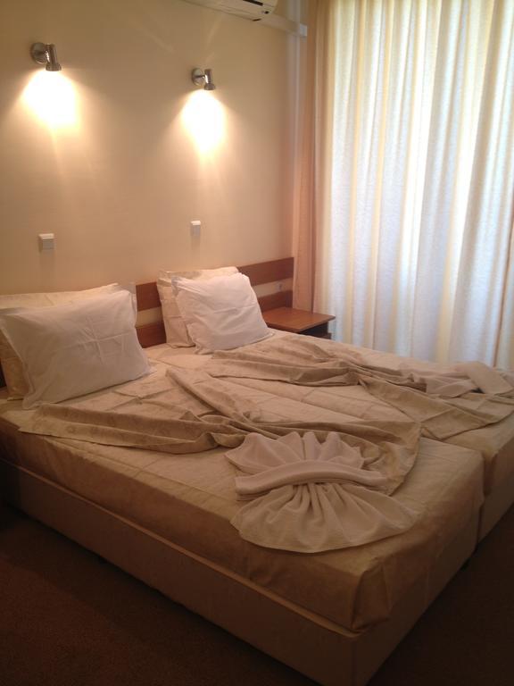 Family Hotel Deykin Slăntjev Brjag Exteriör bild